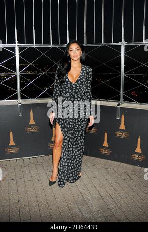 New York, Usa. November 2021. Nicole Scherzinger, amerikanische Sängerin, posiert für Fotos auf dem Empire State Building in New York. (Foto von Efren Landaos/SOPA Images/Sipa USA) Quelle: SIPA USA/Alamy Live News Stockfoto