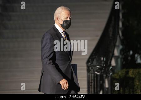 Washington DC, USA. November 2021. Der US-Präsident Joe Biden verlässt das Weiße Haus in Washington, DC, und reist am Freitag, den 12. November 2021, nach Camp David. Foto von Chris Kleponis/UPI Kredit: UPI/Alamy Live News Stockfoto