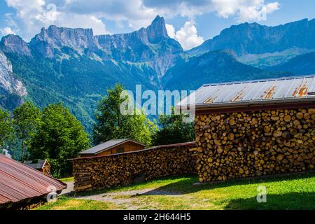MAGLAN, FRANKREICH - 02. Okt 2020: Eine wunderschöne Aussicht auf die felsigen Berge, die unter dem trüben blauen Himmel in Frankreich glitzern Stockfoto