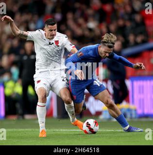 London, Großbritannien. November 2021. Der Engländer Jack Grealish (R) steht mit dem Albaner Odise Roshi während des FIFA World Cup Qatar 2022 Qualification Group C Fußballspiels zwischen England und Albanien am 12. November 2021 in London, Großbritannien, gegenüber. Kredit: Li Ying/Xinhua/Alamy Live Nachrichten Stockfoto