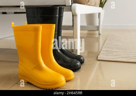 Gummistiefel auf dem Boden im Flur, Nahaufnahme Stockfoto