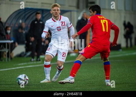 Andorra La Vella, Andorra. November 2021. Kamil Jozwiak aus Polen duelliert sich am 12. November 2021 mit Joan Cervos aus Andorra während des FIFA World Cup Qualifier Group I-Spiels 2022 zwischen Andorra und Polen im Estadi Nacional d'Andorra in Andorra la Vella, Andorra (Foto: Andrew SURMA/ Quelle: SIPA USA/Alamy Live News Stockfoto