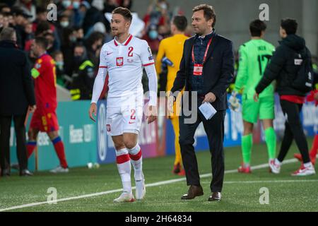 Andorra La Vella, Andorra. November 2021. Matty Cash aus Polen und der polnische Medienbeauftragte Jakub Kwiatkowski während des Spiels der FIFA WM-Qualifikationsgruppe I 2022 zwischen Andorra und Polen am 12. November 2021 im Estadi Nacional d'Andorra in Andorra la Vella, Andorra (Foto: Andrew SURMA/ Quelle: SIPA USA/Alamy Live News Stockfoto