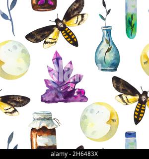 Nahtloses Muster mit magischen Elementen, Kristallen, Motten und Alchemie-Flaschen. Aquarell handgezeichnete Illustration. Stockfoto