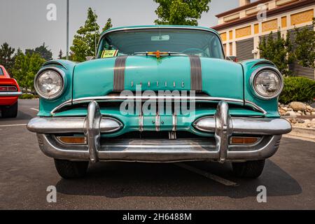 Reno, NV - 6. August 2021: 1955 Pontiac Safari Station Wagon auf einer lokalen Automshow. Stockfoto