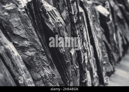 Schiefergestein Natur Stein Nahaufnahme Schicht hohe Detail schwarz und weiß Ton Stockfoto