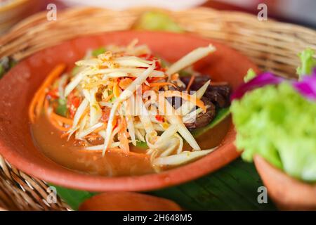 Thai Papaya Salat Salad Salted Crab - Som TUM Poo, Thai Food heiß und würzig köstlich gesund und fettarm Stockfoto