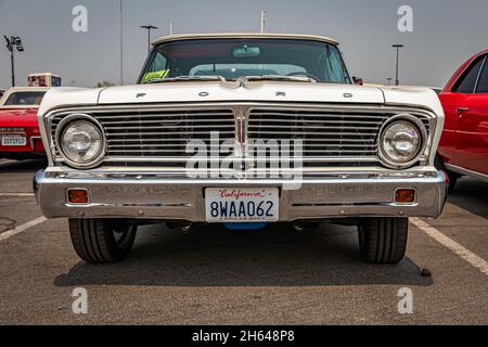 Reno, NV - 6. August 2021: 1965 Ford Falcon Futura Cabrio auf einer lokalen Automobilmesse. Stockfoto