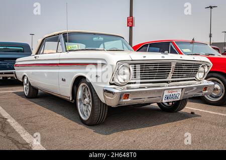 Reno, NV - 6. August 2021: 1965 Ford Falcon Futura Cabrio auf einer lokalen Automobilmesse. Stockfoto