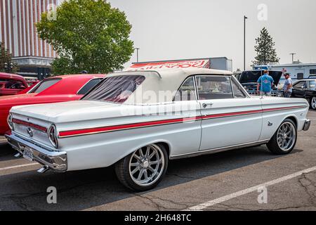 Reno, NV - 6. August 2021: 1965 Ford Falcon Futura Cabrio auf einer lokalen Automobilmesse. Stockfoto