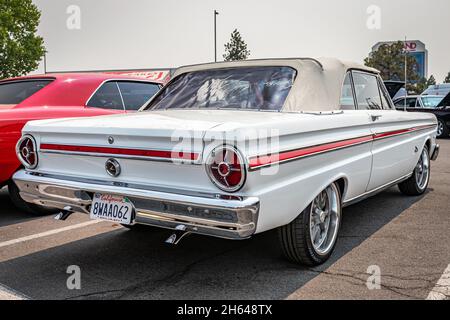 Reno, NV - 6. August 2021: 1965 Ford Falcon Futura Cabrio auf einer lokalen Automobilmesse. Stockfoto