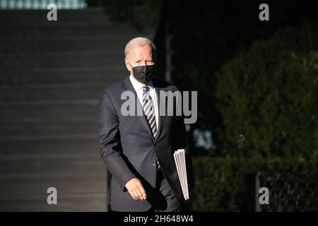 Washington DC, USA. November 2021. Der Präsident der Vereinigten Staaten, Joe Biden, verlässt das Weiße Haus in Washington, DC, und reist am 12. November 2021 nach Camp David. Quelle: Chris Kleponis/Pool via CNP /MediaPunch Quelle: MediaPunch Inc/Alamy Live News Stockfoto