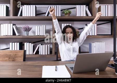Happy Office Frauen Arbeitnehmer getan oder beenden Arbeit Ausdruck Stockfoto