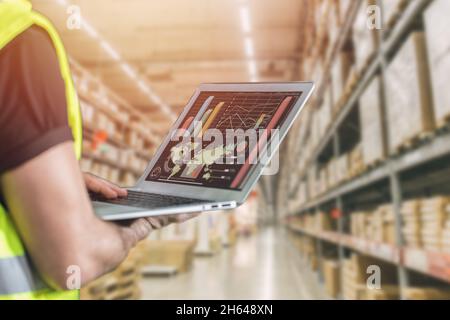 Cargo-Mitarbeiter mit Computer-Laptop zur Überwachung der Distribution Flow Control Inventar Produkte Lager Versandkonzept Stockfoto