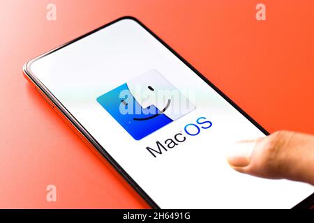 West Bangal, Indien - 11. November 2021 : MacOS-Logo auf Telefonbildschirm Stock Bild. Stockfoto