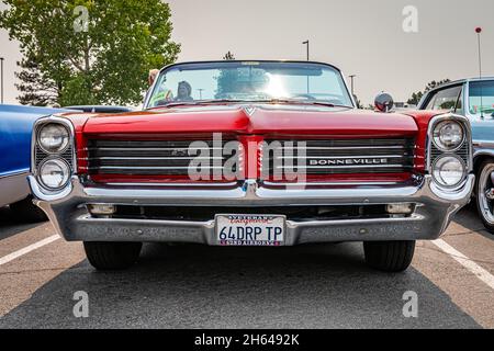 Reno, NV - 6. August 2021: 1964 Pontiac Bonneville Cabrio auf einer lokalen Automobilmesse. Stockfoto