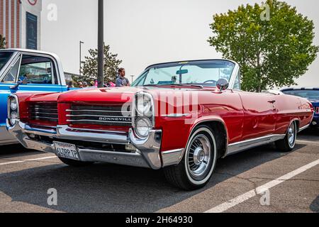 Reno, NV - 6. August 2021: 1964 Pontiac Bonneville Cabrio auf einer lokalen Automobilmesse. Stockfoto