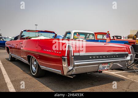 Reno, NV - 6. August 2021: 1964 Pontiac Bonneville Cabrio auf einer lokalen Automobilmesse. Stockfoto