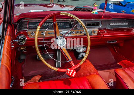 Reno, NV - 6. August 2021: 1964 Pontiac Bonneville Cabrio auf einer lokalen Automobilmesse. Stockfoto