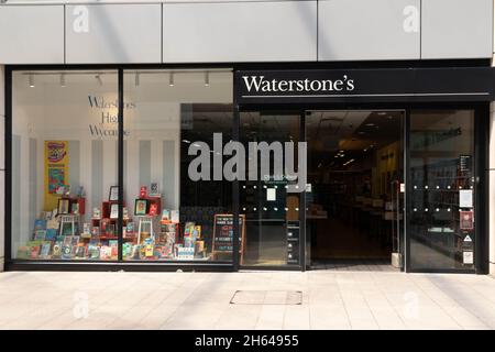 High Wycombe, England - 21. Juli 2021: Waterstone's Shop im Einkaufszentrum Eden. Die Kette betreibt rund 283 Geschäfte. Stockfoto