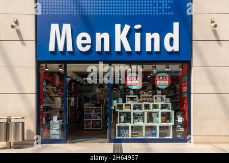 High Wycombe, England - 21. Juli 2021: MenKind Shop im Eden Shopping Center. Die Kette betreibt rund 60 Geschäfte. Stockfoto