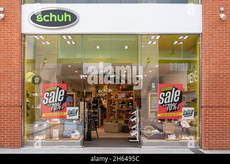 High Wycombe, England - 21. Juli 2021: Schuh-Shop im Einkaufszentrum Eden. Die Kette betreibt rund 132 Geschäfte. Stockfoto