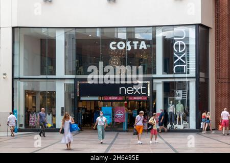High Wycombe, England - 21. Juli 2021: Leute, die ein Next Store und einen Costa Coffee Shop im Eden Einkaufszentrum betreten und verlassen. Die 2 Ketten haben Stockfoto