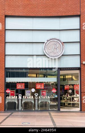 High Wycombe, England - 21. Juli 2021: Beaverbrooks Juweliergeschäft im Einkaufszentrum Eden. Das 1919 gegründete Unternehmen befindet sich noch heute in Familienbesitz. Stockfoto