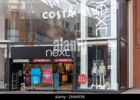 High Wycombe, England - 21. Juli 2021: Nächster Laden und Costa Coffee Shop im Eden Einkaufszentrum. Die 2 Ketten haben sich in vielen Geschäften zusammengelegt. Stockfoto