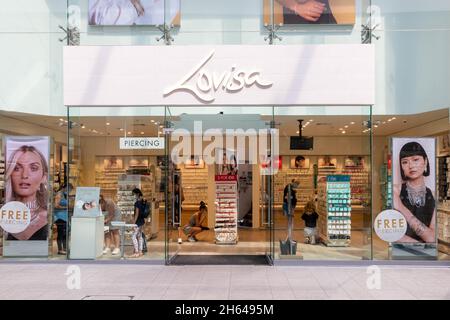 High Wycombe, England - 21. Juli 2021: Lovisa Schmuckgeschäft im Eden Einkaufszentrum. Die Kette ist in australischem Besitz. Stockfoto