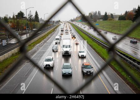 Portland, USA. November 2021. Autos kriechen auf regengesägen Straßen in Portland. Portland, Oregon und seine Umgebung sind am 12. November 2021 weiterhin unter Hochwasserwarnungen des National Weather Service. (Foto von John Rudoff/Sipa USA) Quelle: SIPA USA/Alamy Live News Stockfoto