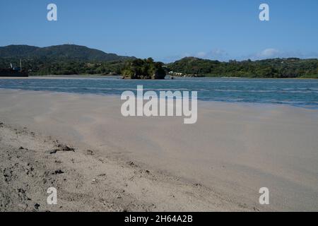 Nakijin, Okinawa, Japan. Strände, die nach einem Vulkanausbruch unter Wasser in der Nähe der Ogasawara-Inseln mit Bimsstein bedeckt waren. Bimsstein schwimmt auf der Oberfläche des Ozeans. Stockfoto