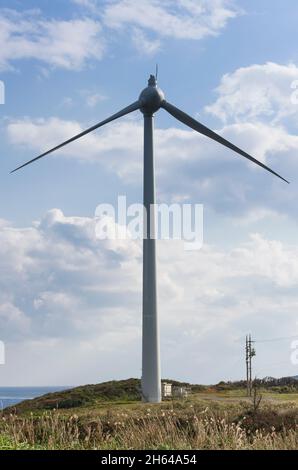 Windturbine mit gebrochenem Rotorblatt, Taifunschaden in Okinawa, Japan aufgrund von starkem Wind. Stockfoto