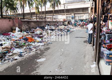 DHAKA, BANGLADESCH - 21. NOVEMBER 2016: Müllberge in der Siddique Bazar Straße im Zentrum von Dhaka, Bangladesch Stockfoto