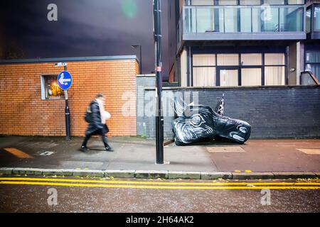 Glasgow, Großbritannien. November 2021. Der Kopf eines Einhorns liegt abends auf der Straße vor dem Gelände der UN-Klimakonferenz COP26. Sogenannte "Carbon Unicorns" sind ein Symbol für gefälschte Maßnahmen zum Klimaschutz. Quelle: Christoph Soeder/dpa/Alamy Live News Stockfoto