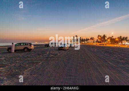 SALALAH, OMAN - 24. FEBRUAR 2017: Sonnenuntergang am Strand in Salalah, Oman Stockfoto