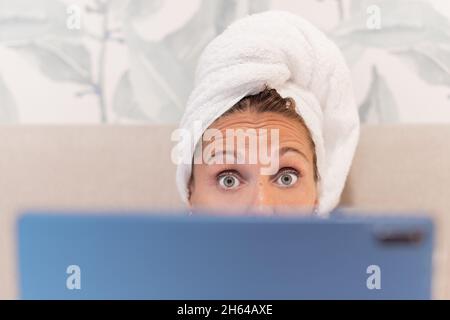 Nahaufnahme einer Frau, die ihr digitales Tablet nutzt. Stockfoto
