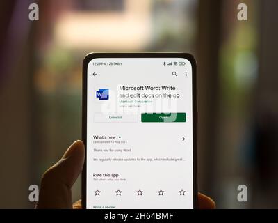 Assam, indien - 6. September 2020 : MS Word-Logo auf Telefon-Bildschirm Stock Bild. Stockfoto