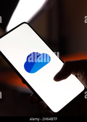 West Bangal, Indien - 11. November 2021 : OneDrive-Logo auf dem Handy-Bildschirm Stock Bild. Stockfoto