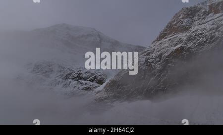 Atemberaubende Aussicht auf Mount Edith Cavell an nebligen Morgen im Herbst mit schneebedeckter steiler Felswand und Angel Glacier im Jasper National Park, Kanada. Stockfoto