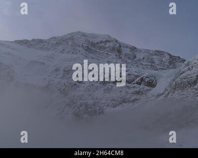 Blick auf den majestätischen Mount Edith Cavell mit schneebedeckter Felswand und Angel Glacier im Jasper National Park, Alberta, Kanada in den Rockies. Stockfoto