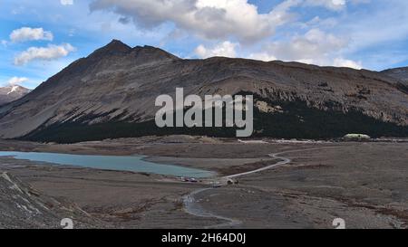 Blick auf das Athabasca River Valley im Jasper National Park, Kanada mit See, felsiger Gletschermoräne, Parkplatz und Besucherzentrum am Icefields Parkway. Stockfoto