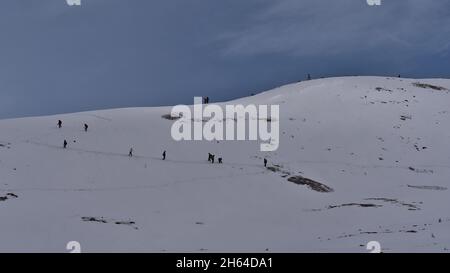 Eine Gruppe von Wanderern folgt den Spuren im Schnee auf dem Edith Cavell Meadows Trail im Jasper National Park, Alberta, Kanada in den Rockies. Stockfoto