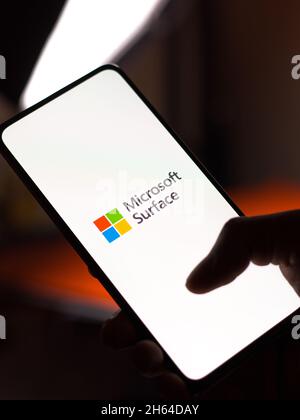 West Bangal, Indien - November 11, 2021 : Microsoft Oberfläche Logo auf Telefon-Bildschirm Stock Bild. Stockfoto