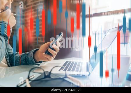 Geschäftsmann, der von zu Hause aus arbeitet. Technischer Kursdiagramm und Indikator, Candlestick-Chart und Computerbildschirm für den Aktienhandel. Doppelt ex Stockfoto