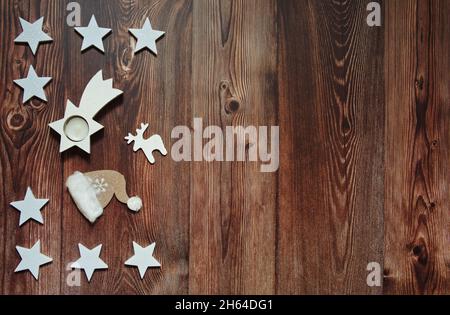 Flaches Lay von Weihnachtsschmuck auf Holzhintergrund Stockfoto
