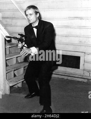DAVID McCallum als Illya Kuryakin 1964 mit Uncle Special Gun (Pistole-Gewehr-Maschinengewehr) Werbepose für DEN MANN AUS U.N.C.L.E. US TV Series 1964 - 1968) Schöpfer Sam Rolfe Arena Productions / MGM Television Stockfoto