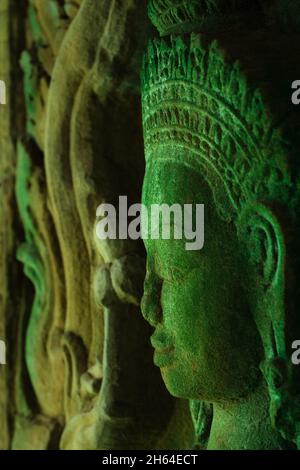 Lebendige Farben von Angkor. Dieses mystische Devata-Relief ruht in Frieden mit ihrer Umgebung, dem Preah Khan Tempel, dem Angkor Wat Komplex, Kambodscha. Stockfoto