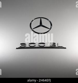 Mercedes-Benz 300 SL Gullwing Oldtimer-Logo aus der Nähe zur Automobilausstellung in Baku, Aserbaidschan - 12. april 2017 Stockfoto