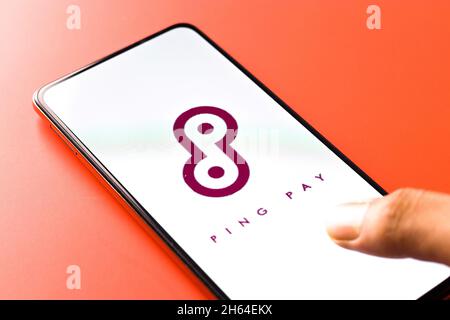 West Bangal, Indien - 11. November 2021 : Ping Pay Axis Bank-Logo auf dem Telefonbildschirm. Stockfoto